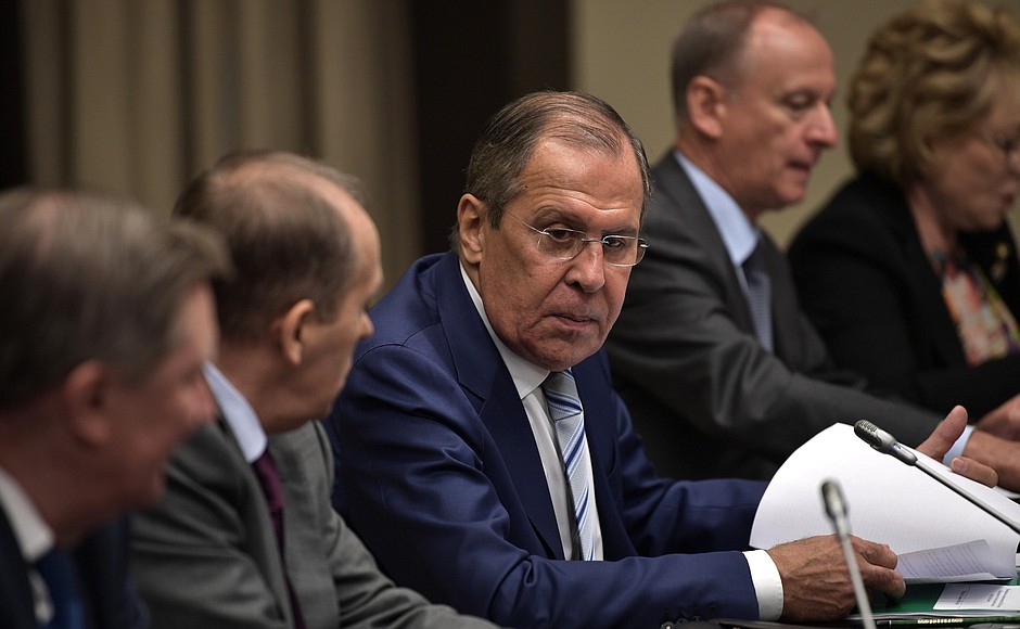 Foreign Minister Sergei Lavrov (centre) before the meeting with permanent members of Security Council.