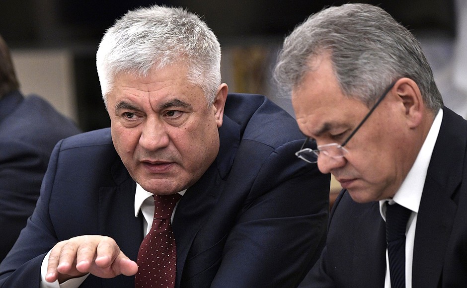 Министр внутренних дел Владимир Колокольцев (слева) и Министр обороны Сергей Шойгу перед началом совещания с постоянными членами Совета Безопасности.