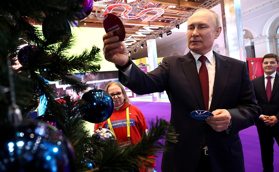 Vladimir Putin took part in the New Year Tree of Wishes charity campaign.