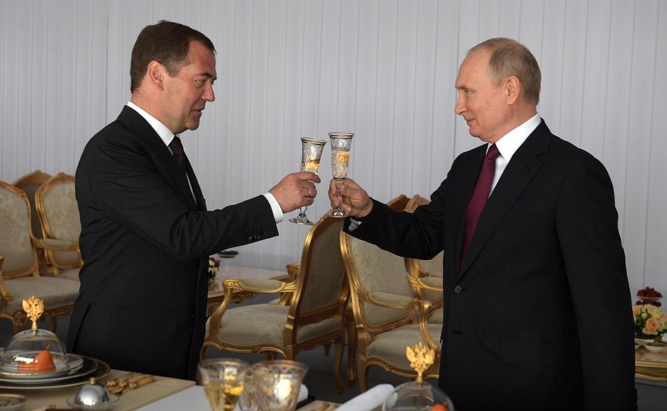 На приёме по случаю празднования Дня России. С Председателем Правительства Дмитрием Медведевым.