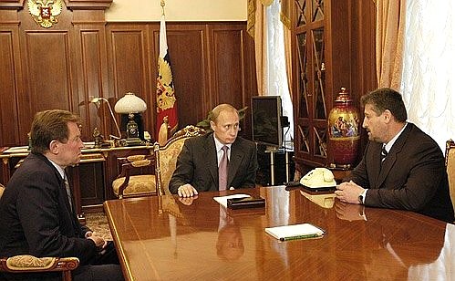 Встреча с министром внутренних дел Чечни Али Алхановым и полномочным представителем Президента в Южном федеральном округе Владимиром Яковлевым.