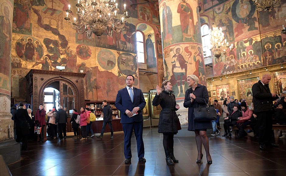 Marine Le Pen, in Russia at the invitation of Russian parliamentarians, visited the Museums of the Moscow Kremlin.