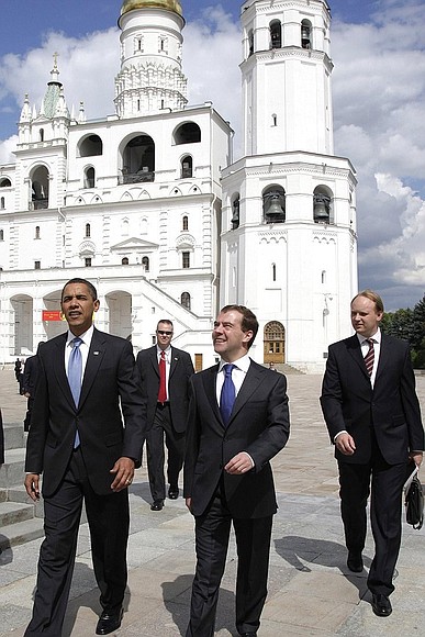 Во время прогулки по Московскому Кремлю. С Президентом США Бараком Обамой.