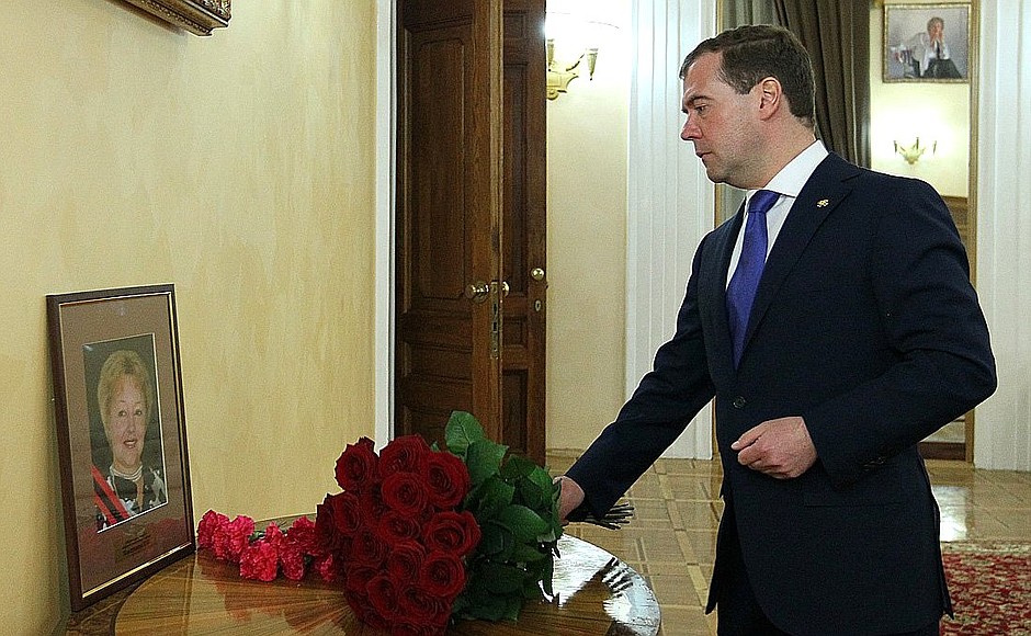 At the Russian Army Theatre, Dmitry Medvedev laid flowers by the portrait of Lyudmila Kasatkina, actress of that theatre, who passed away earlier that day.