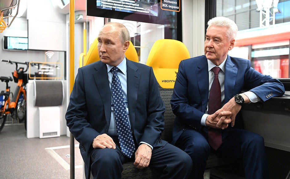 Looking over the upgraded Ivolga 3.0 carriage with Moscow Mayor Sergei Sobyanin at the Manezh Central Exhibition Hall.