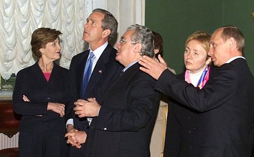 Владимир Путин и Джордж Буш с супругами осмотрели экспозиции Государственного Эрмитажа. Пояснения давал директор Эрмитажа Михаил Пиотровский (в центре).