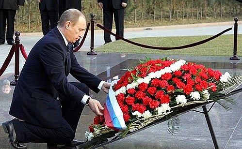 Возложение венка на могилу Гейдара Алиева.
