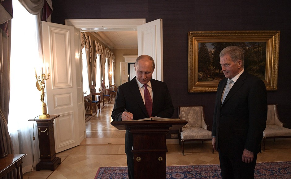 Vladimir Putin wrote in the Book of Distinguished Guests. With President of Finland Sauli Niinistö.
