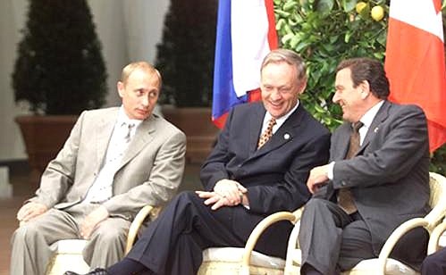 President Putin with Canada\'s Prime Minister Jean Chr?tien and German Chancellor Gerhard Schroeder (right) during the presentation ceremony for the Global Fund to Fight AIDS, Tuberculosis and Malaria.
