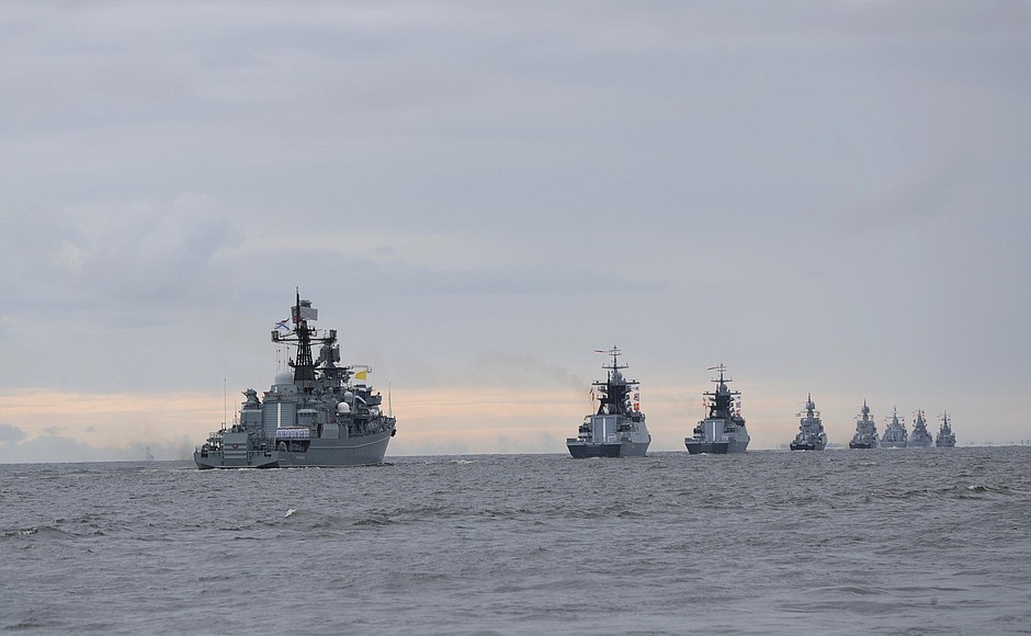 На Кронштадтском рейде перед началом основной части Главного военно-морского парада.
