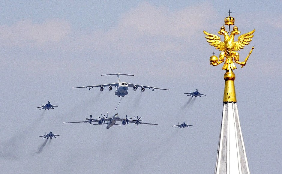 Военный парад, посвящённый 65-летию Победы в Великой Отечественной войне.