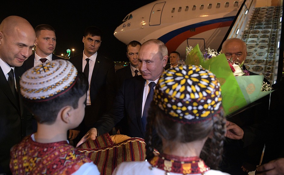Владимир Путин прибыл в Туркмению для участия в заседании Совета глав государств СНГ, которое пройдёт в Ашхабаде.