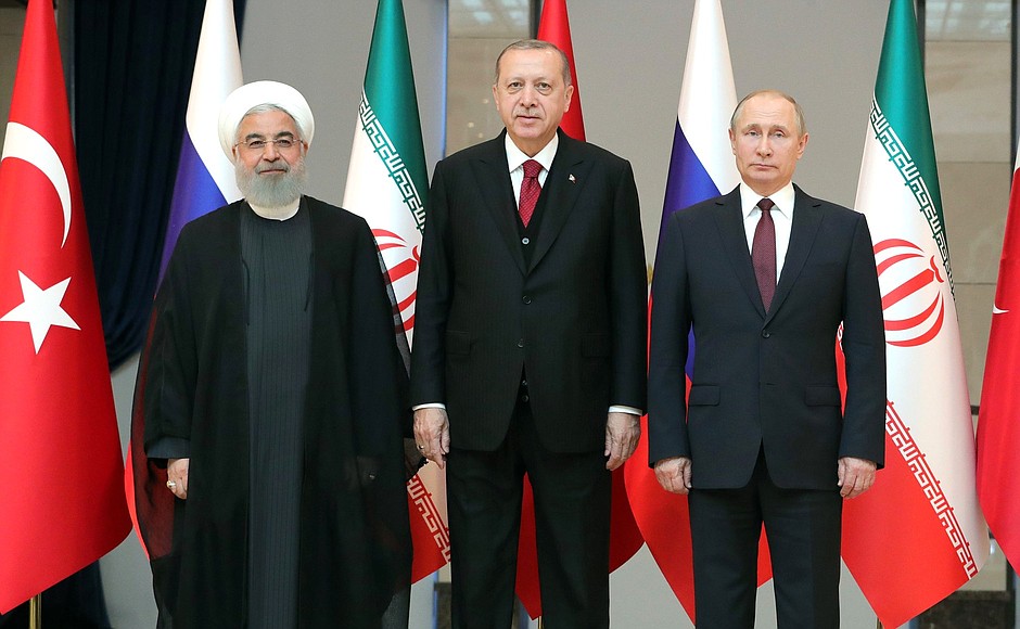 С Президентом Ирана Хасаном Рухани (слева) и Президентом Турции Реджепом Тайипом Эрдоганом перед началом трёхсторонней встречи.