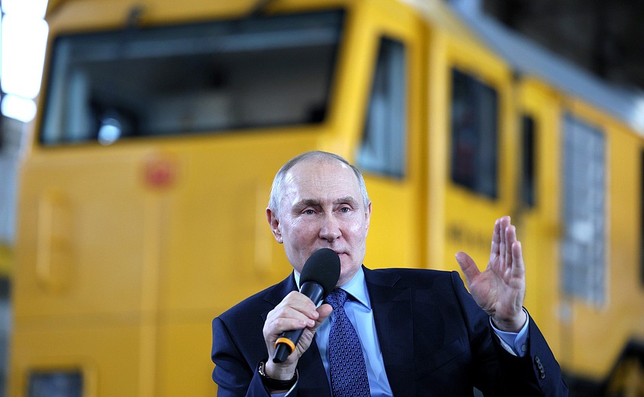 По окончании осмотра цехов «Тулажелдормаша» Владимир Путин побеседовал с работниками завода.