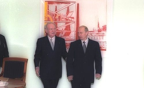 Russian President Vladimir Putin with German President Johannes Rau.