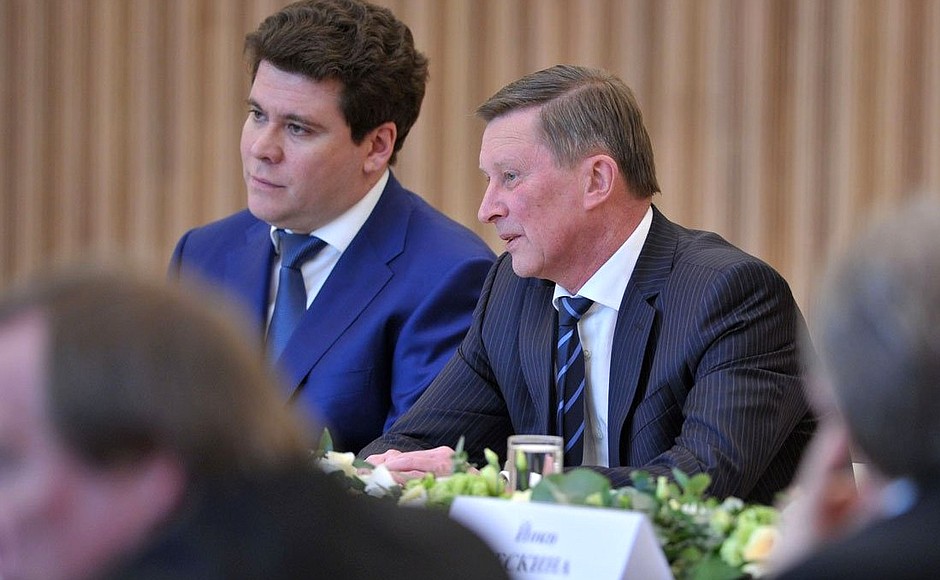 Chief of Staff of the Presidential Executive Office Sergei Ivanov (right) and pianist Denis Matsuev at meeting with members of Mariinsky Theatre’s Board of Trustees.