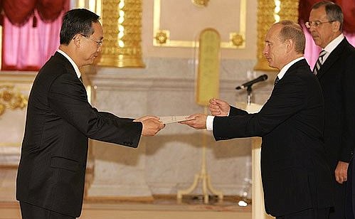 Верительную грамоту Президенту России вручает посол Республики Корея в России Ли Гю Хен.