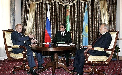 Владимир Путин, Президент Туркменистана Гурбангулы Бердымухаммедов и Президент Казахстана Нурсултан Назарбаев на трехсторонних переговорах.