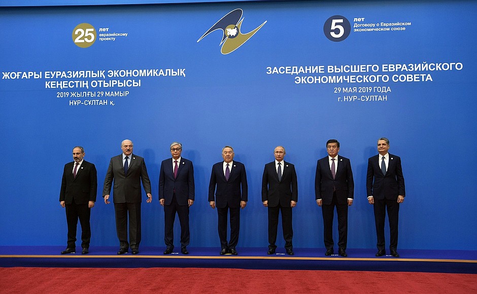Участники заседания Высшего Евразийского экономического совета в узком составе.