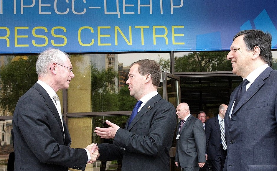 С Председателем Европейского совета Херманом Ван Ромпёем (слева) и Председателем Европейской комиссии Жозе Мануэлем Баррозу.