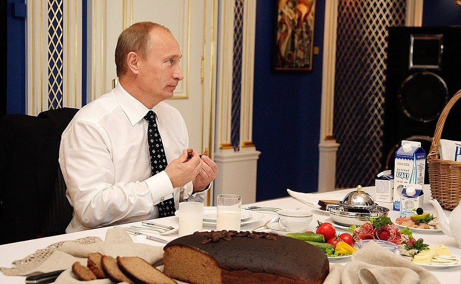 После беседы Д.Медведев и В.Путин продолжили общение за рабочим обедом. Премьер-министр, который ранее сегодня посетил сельскохозяйственную выставку «Золотая осень-2010», угостил Президента хлебом и молоком, которые ему вручили в подарок производители сельхозпродукции.