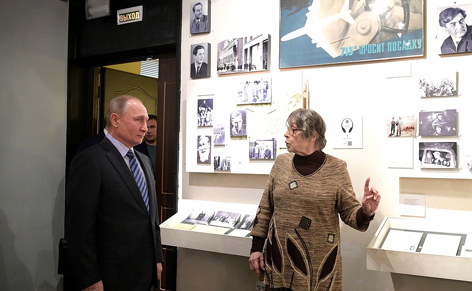 Во время посещения культурного центра-музея «Дом Высоцкого на Таганке». С Людмилой Абрамовой.