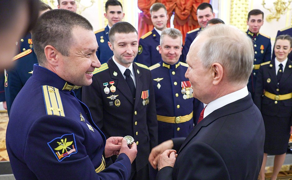 Military pilot Lieutenant Colonel Ilya Melnikov presented the President with a pilot’s watch.