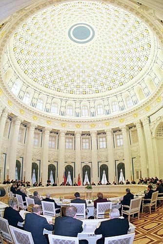 Заседание госкомиссий по подготовке к празднованию 1000-летия Казани в 2005 году и 300-летия Петербурга в 2003 году.