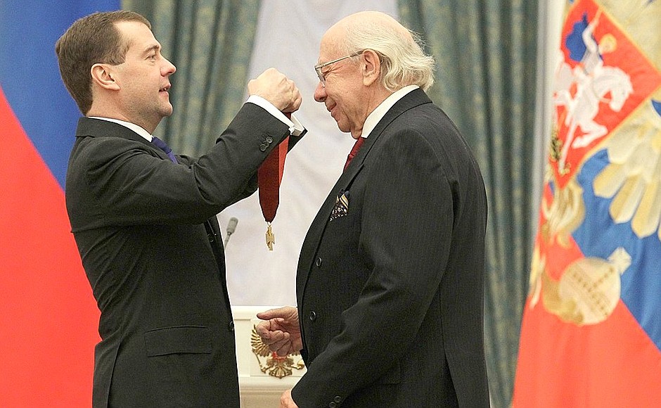 Dmitry Medvedev presents the Order for Services to the Fatherland, II degree, to Gennady Rozhdestvensky, professor at Moscow Tchaikovsky Conservatory.