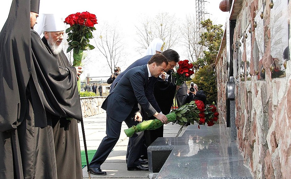 Dmitry Medvedev and President of Ukraine Viktor Yanukovych laid flowers at the memorial to the first victims of the Chernobyl disaster.
