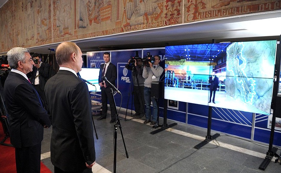 Вместе с Президентом Армении Сержем Саргсяном Владимир Путин в режиме видеоконференции наблюдал за вводом в эксплуатацию пятого энергоблока Разданской ТЭС.