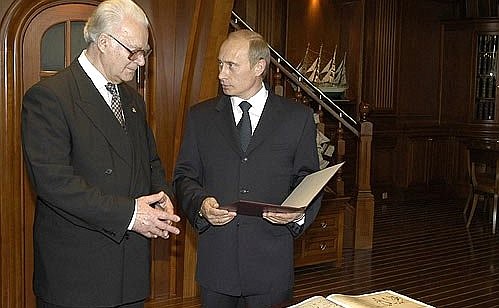 Petersburg. Handing over of an autographed copy of Alexander Pushkin\'s poem ”On the hills of Georgia“. With director of the institute Nikolai Skatov.