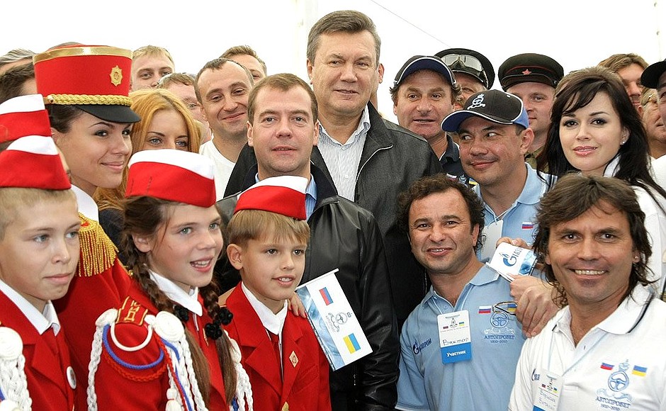 Перед стартом очередного этапа международного автопробега Санкт-Петербург – Киев.