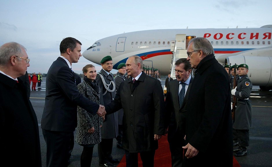 Vladimir Putin arrives in Berlin.