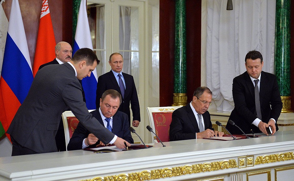 Following the talks, the two presidents witnessed the signing by Russian Foreign Minister Sergei Lavrov and Belarusian Foreign Minister Vladimir Makey of a Protocol on Exchange of Ratifications of the Protocol on Amendments to the Agreement between the Russian Federation and the Republic of Belarus on Ensuring Equal Rights of Citizens of the Russian Federation and the Republic of Belarus to Freedom of Movement and Choice of Place of Residence on Union State Member States’ Territory of December 24, 2006.