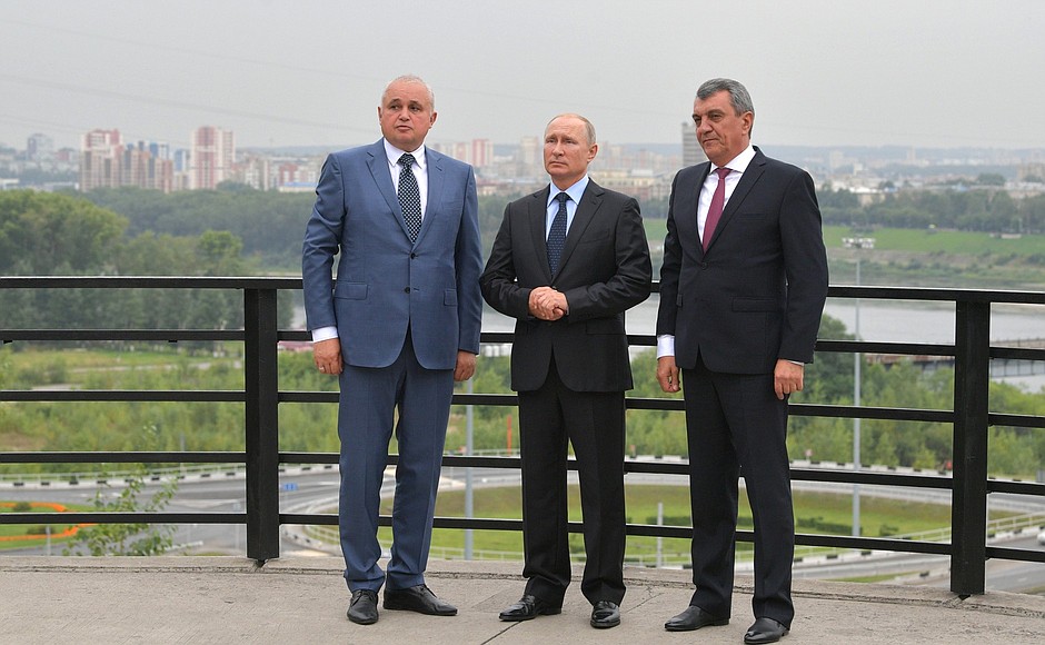 At the observation point of the Krasnaya Gorka museum preserve. With Acting Governor of the Kemerovo Region Sergei Tsivilev (left) and Presidential Plenipotentiary Envoy to the Siberian Federal District Sergei Menyailo.