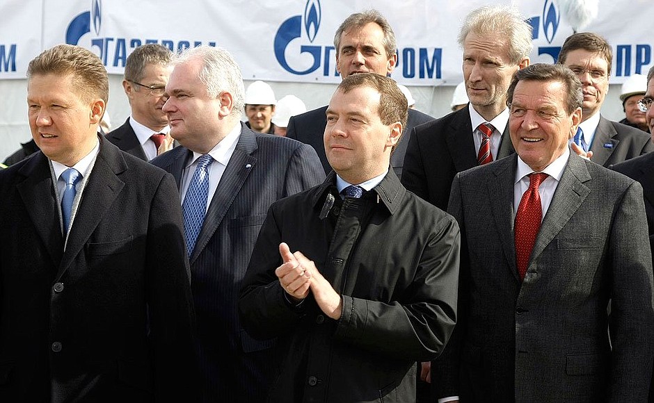 Начало строительства морской части газопровода «Северный поток». Слева направо: председатель правления компании «Газпром» Алексей Миллер, управляющий директор компании Nord Stream AG Маттиас Варниг, председатель комитета акционеров компании Nord Stream AG Герхард Шрёдер.