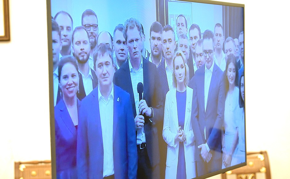 Participants in the meeting with graduates of the Management Personnel Pool programme (via videoconference).