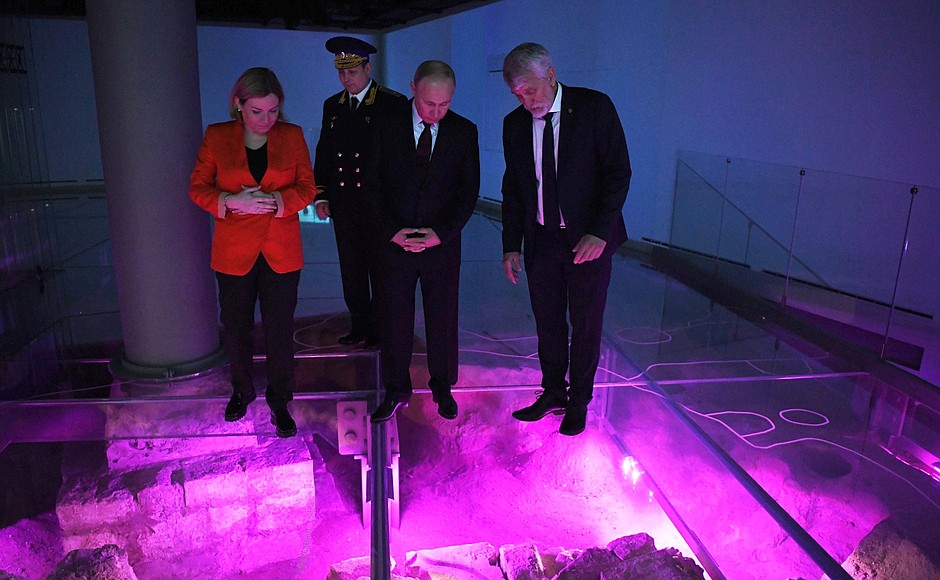 Accompanied by Culture Minister Olga Lyubimova, Vice-President of the Russian Academy of Sciences and Director of the Institute of Archeology of the Russian Academy of Sciences Nikolai Makarov (right), and Commandant of the Moscow Kremlin Sergei Udovenko, Vladimir Putin toured the Archeology Museum in the Chudov Monastery.