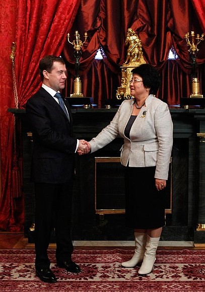С Президентом Киргизской Республики переходного периода Розой Отунбаевой.