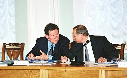 На заседании Государственной комиссии по подготовке к празднованию 300-летия Санкт-Петербурга с губернатором Санкт-Петербурга Владимиром Яковлевым.