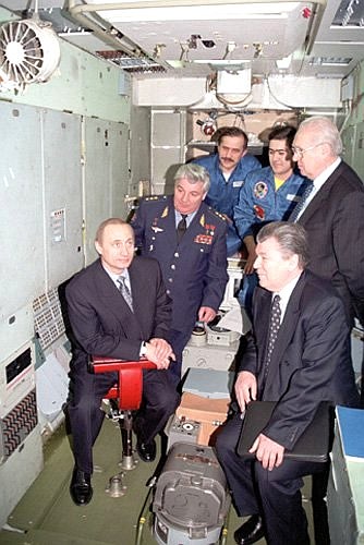The Cosmonaut Training Centre. Acting President Putin and Colonel General Pyotr Klimuk, head of the Cosmonaut Training Centre, Pavel Vinogradov, flight engineer of the 28th backup crew, Salezhan Sharipov, commander of the backup crew, Yury Semyonov, chief engineer of the Mir Space Station, and Air Force Marshal Yevgeny Shaposhnikov, presidential aide (left to right), examining a simulator of the Soyuz-TM spacecraft.