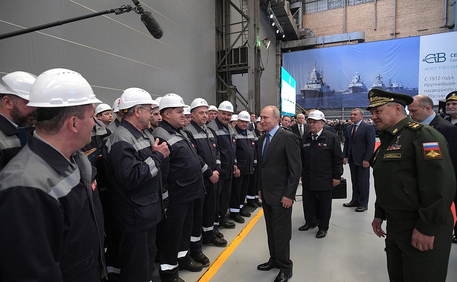 During his visit to the Severnaya Verf Shipyard, Vladimir Putin talked with the shipyard workers.
