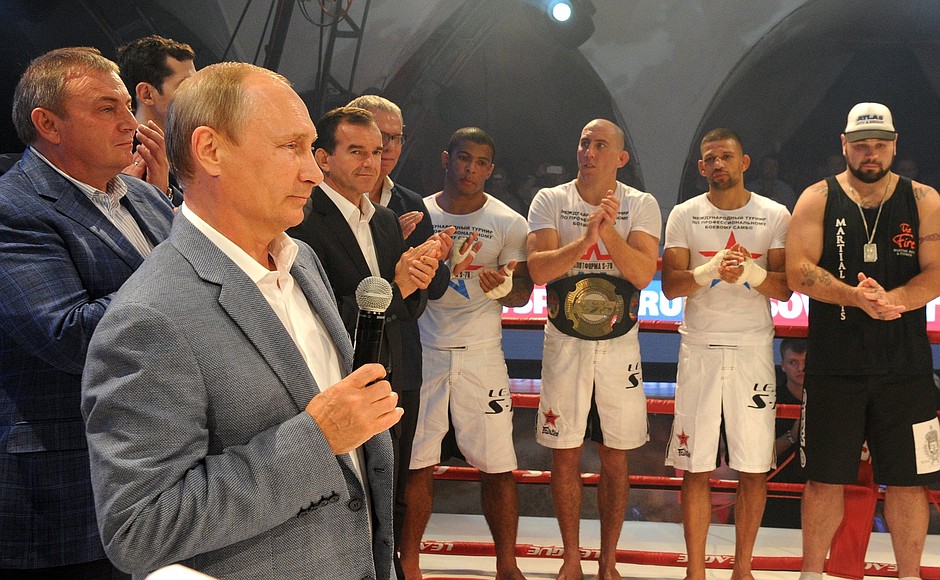 На церемонии награждения победителей международного турнира по профессиональному боевому самбо «ПЛОТФОРМА S-70».