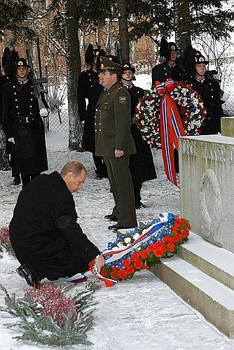 Владимир Путин возложил венок к Мемориалу советским воинам на кладбище «Вестре гравлюнд».