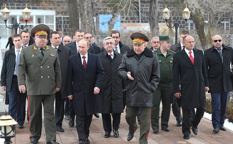 Во время посещения 102-й российской военной базы.