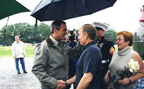 Владимир и Людмила Путины во время встречи с Президентом США Джорджем Бушем на ранчо Прэри Чэпл близ Кроуфорда.