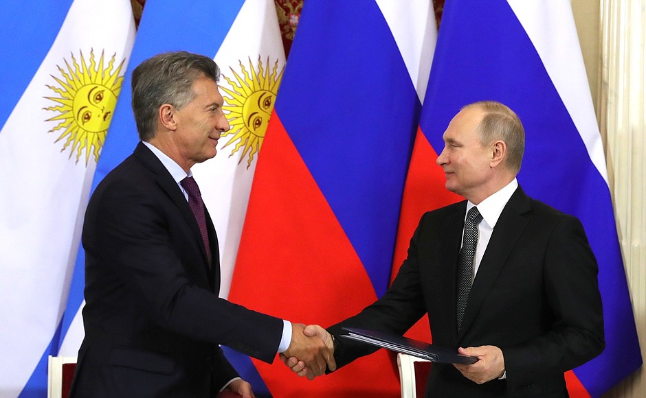 По итогам консультаций Владимир Путин и Маурисио Макри подписали Совместное заявление Российской Федерации и Аргентинской Республики о стратегическом внешнеполитическом диалоге.