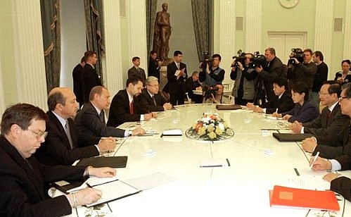 President Putin meeting with Chinese Foreign Minister Tang Jiaxuan.