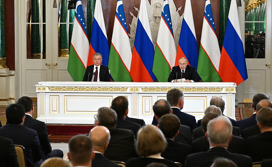 По итогам российско-узбекистанских переговоров Владимир Путин и Шавкат Мирзиёев сделали заявления для средств массовой информации.
